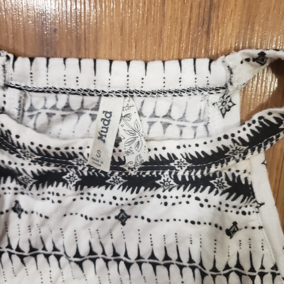 Patterned Fitted Tank Top! - Picture 2 of 3